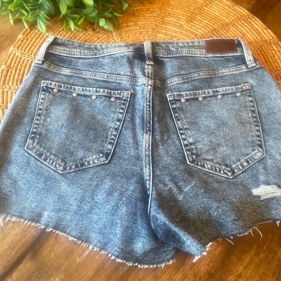 New Hollister High Rise Mom Jean Shorts with Silver Studs - Picture 8 of 16